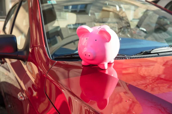 Piggybank บนรถใหม่ — ภาพถ่ายสต็อก