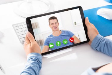 Video sohbet yaparken kadın 