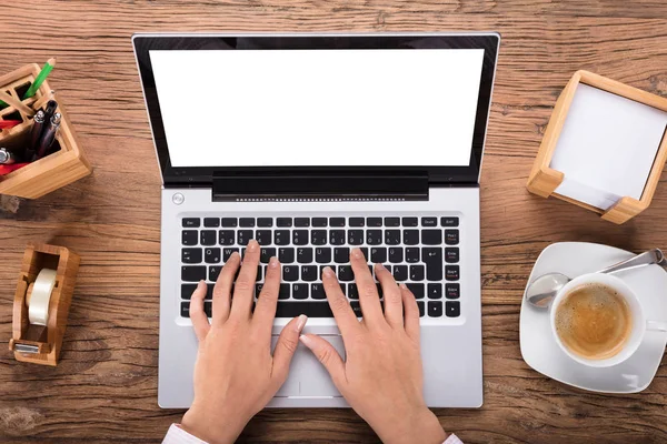 Zakenvrouw met laptop — Stockfoto