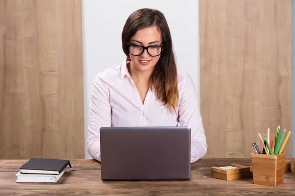 Affärskvinna Arbetar på laptop — Stockfoto