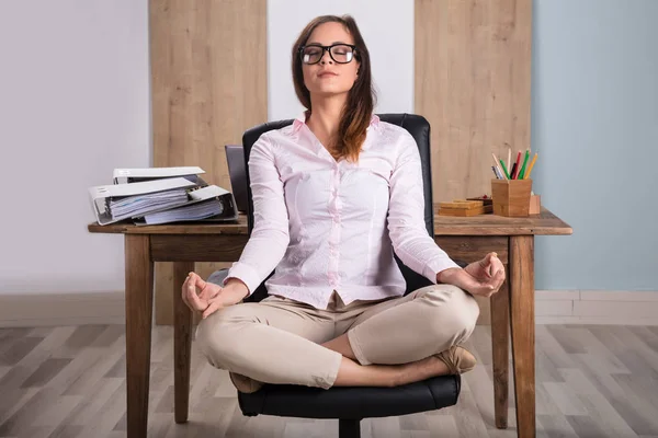 Businesswoman Meditating In Office — Stock Photo, Image