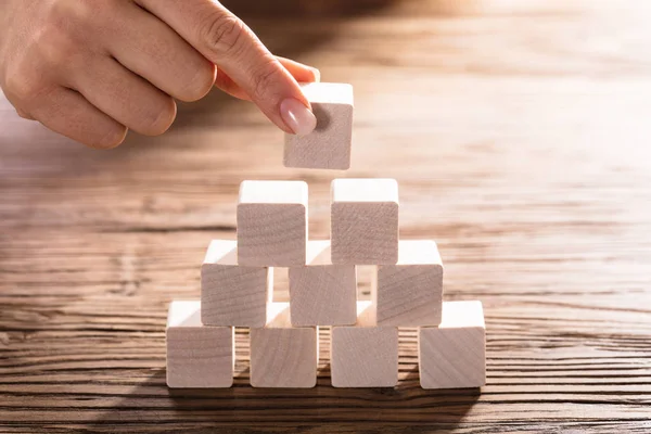 Frau platziert Block — Stockfoto