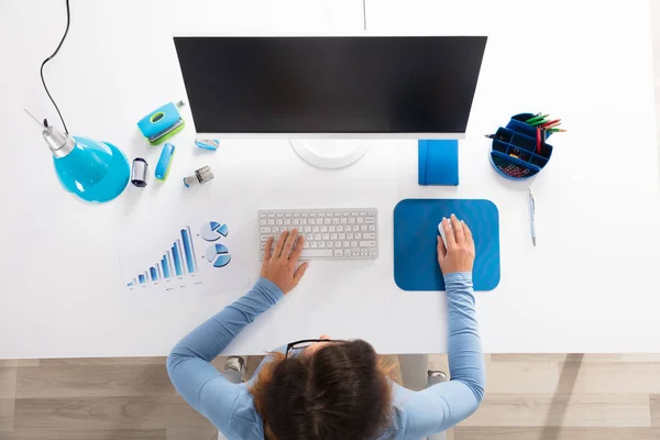 Donna che lavora sul posto di lavoro — Foto Stock