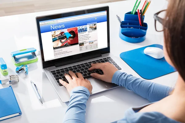 Businesswoman Reading News — Stock Photo, Image