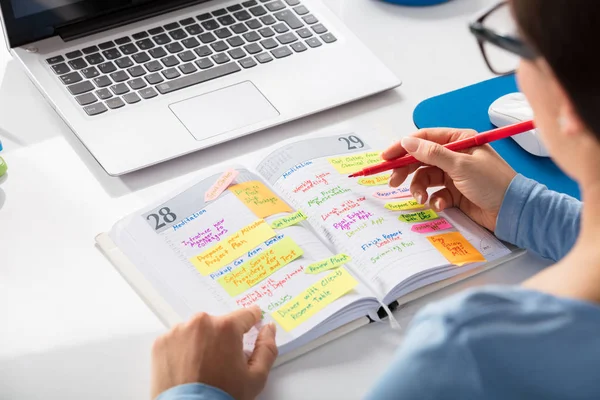 Geschäftsfrau gibt Zeitplan vor — Stockfoto