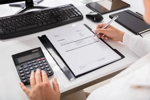 Businesswoman Calculating Invoice — Stock Photo, Image