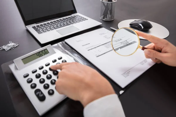 Zakenvrouw op zoek factuur — Stockfoto