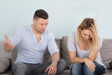 Karısına baktığı adam 