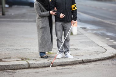 Kör adam kadınla 