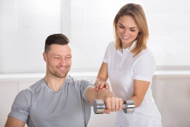 Kadın fizyoterapist yardımcı adam 