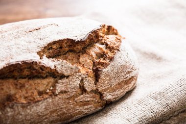 Taze pişmiş ekmek çuval üzerinde