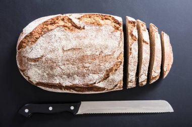 Dilimlenmiş ekmek bıçağı ile