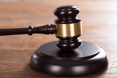 Masanın üzerinde çarpıcı tokmak