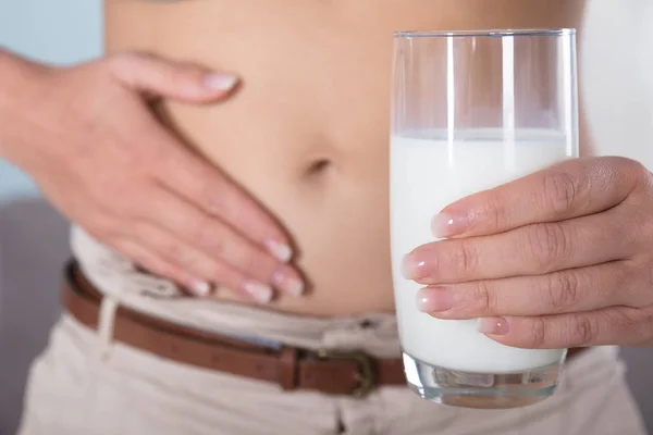 Людина тримає скло молока — стокове фото