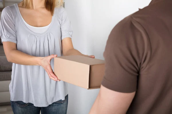 Mujer tomando caja de cartón — Foto de Stock