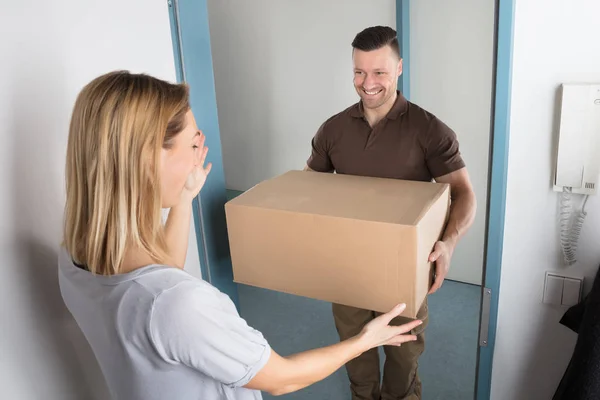 Frau nimmt Paketkasten an — Stockfoto