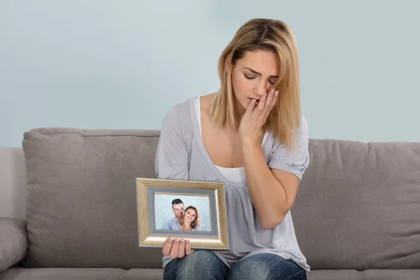 Mulher segurando quadro de imagem — Fotografia de Stock