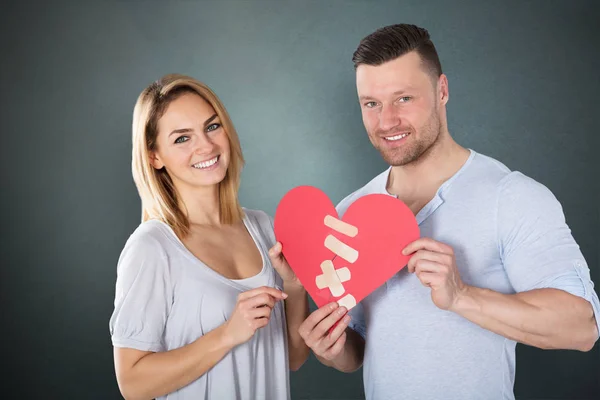 Para trzymając papier serca — Zdjęcie stockowe
