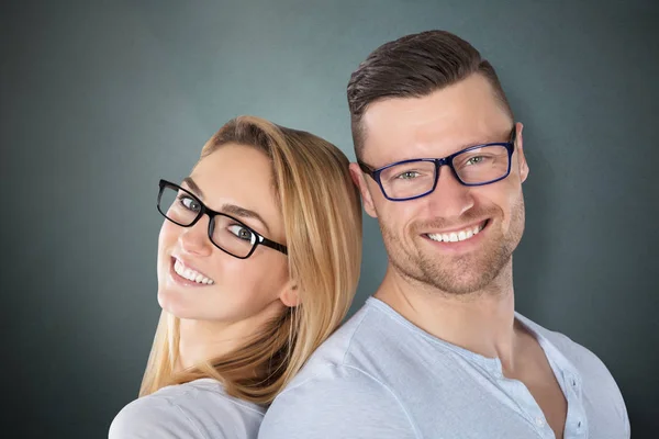 Casal feliz com óculos — Fotografia de Stock