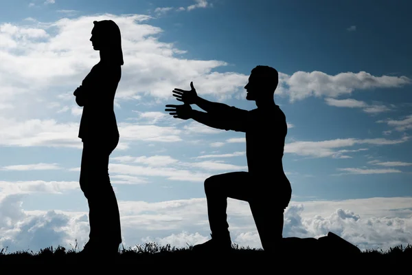 Homem tentando convencer a namorada — Fotografia de Stock