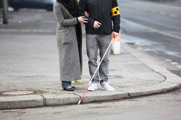 Frau mit blindem Mann — Stockfoto