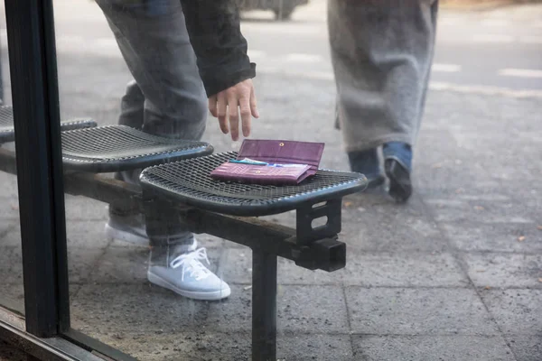 Man Picking Up Lost Purse — Stock Photo, Image