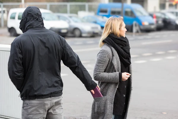 Kradzież torebce człowieka na ulicy — Zdjęcie stockowe