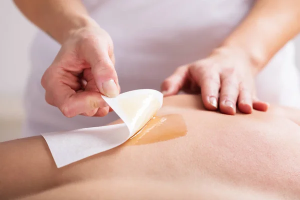 Woman Waxing Mans Chest — Stock Photo, Image