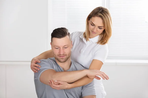 Woman Waxing Mans Chest — Stock Photo, Image