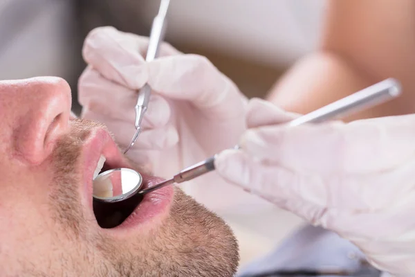 Männliche Patientin vom Zahnarzt untersucht — Stockfoto