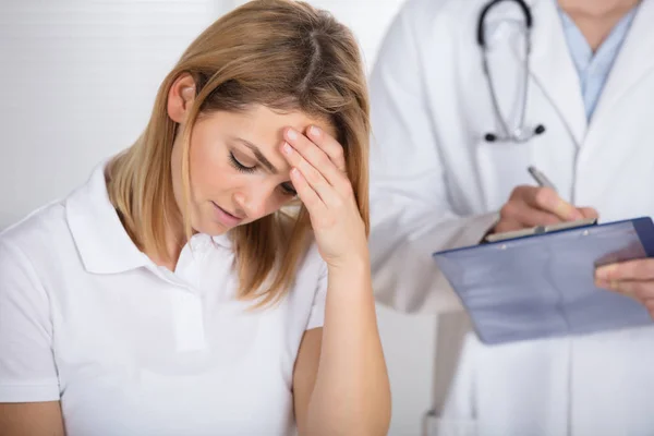 Patient med huvudvärk — Stockfoto
