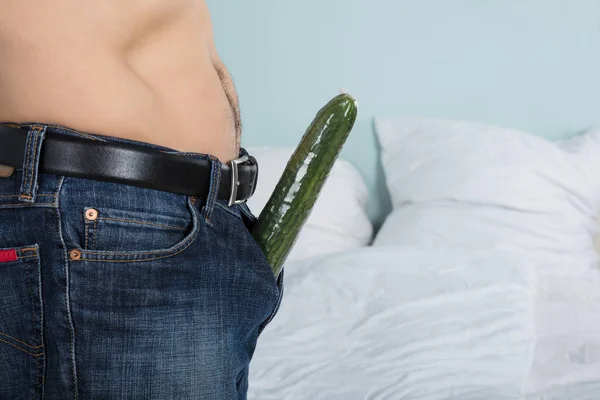 Persona con pepino en pantalones — Foto de Stock