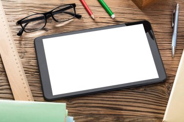 Tahta masadaki dijital tablet