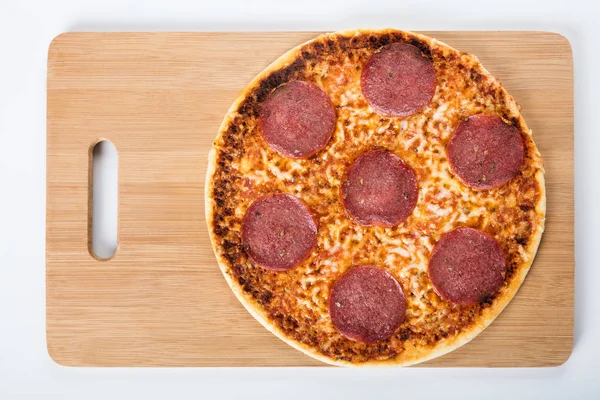 Pizza italiana de salami —  Fotos de Stock
