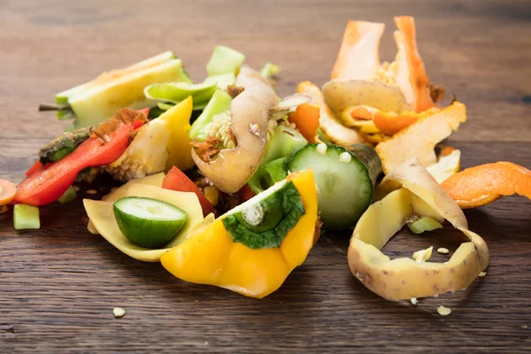 Cascas de legumes e frutas na mesa — Fotografia de Stock