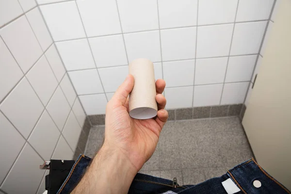 Homem segurando rolo de papel higiênico — Fotografia de Stock