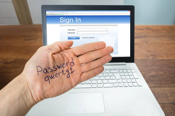 Persona che mostra la password a portata di mano — Foto Stock