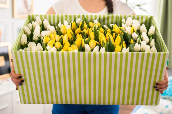 Nő a gazdaság tulipán mező — Stock Fotó