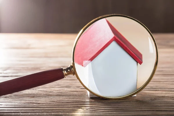 House Model Through Magnifying Glass — Stock Photo, Image