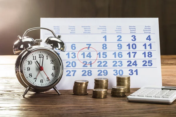 Reloj despertador con monedas — Foto de Stock