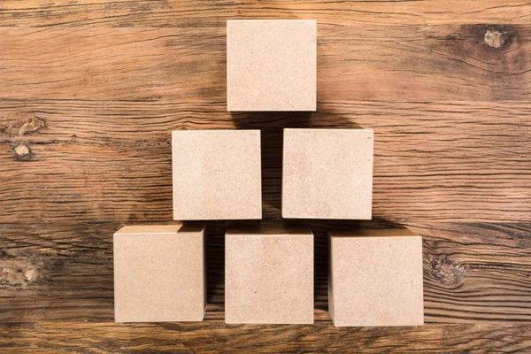 Дерев'яні кубики у формі піраміди — стокове фото