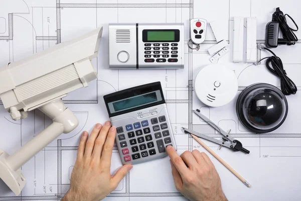 Engenheiro masculino usando calculadora — Fotografia de Stock