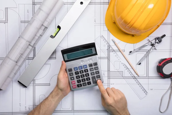 Architect met behulp van calculator — Stockfoto