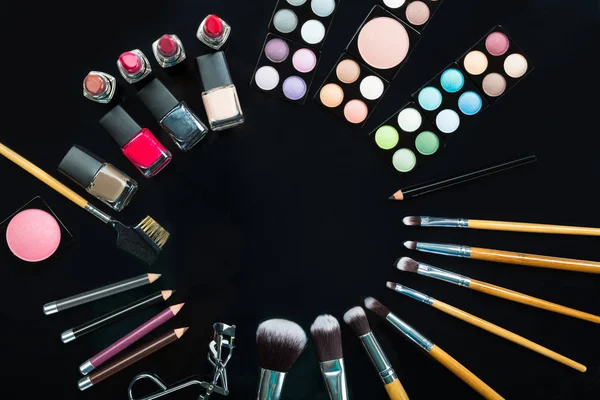 Štětce na líčení a make-up produkty — Stock fotografie