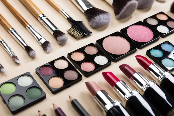 Cepillos de maquillaje y productos de maquillaje — Foto de Stock