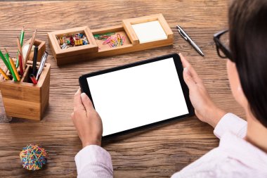 iş kadını dijital tablet arıyorsunuz