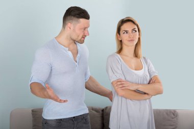 Adam karısına bakıyor.