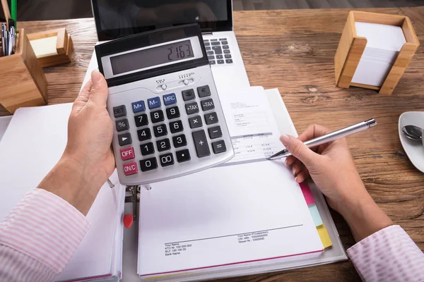 Empresária segurando calculadora — Fotografia de Stock