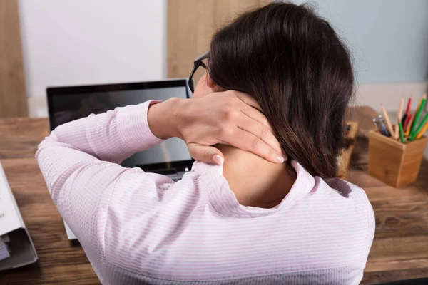 Empresaria teniendo dolor en el cuello —  Fotos de Stock