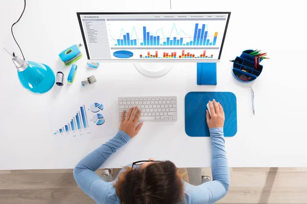 Businesswoman Analyzing Graph — Stock Photo, Image